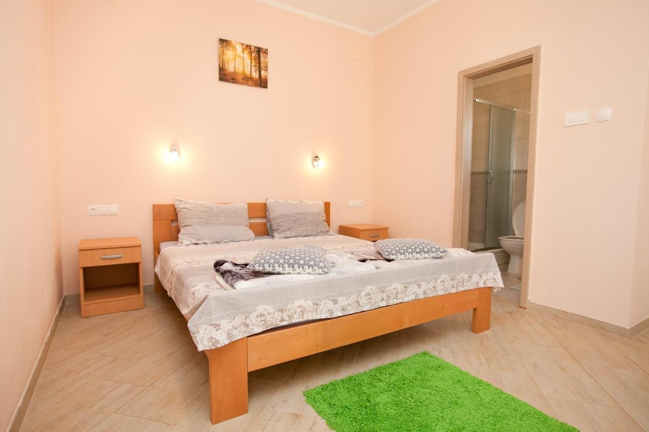 Apartmani Lea Starigrad Paklenica Bagian luar foto