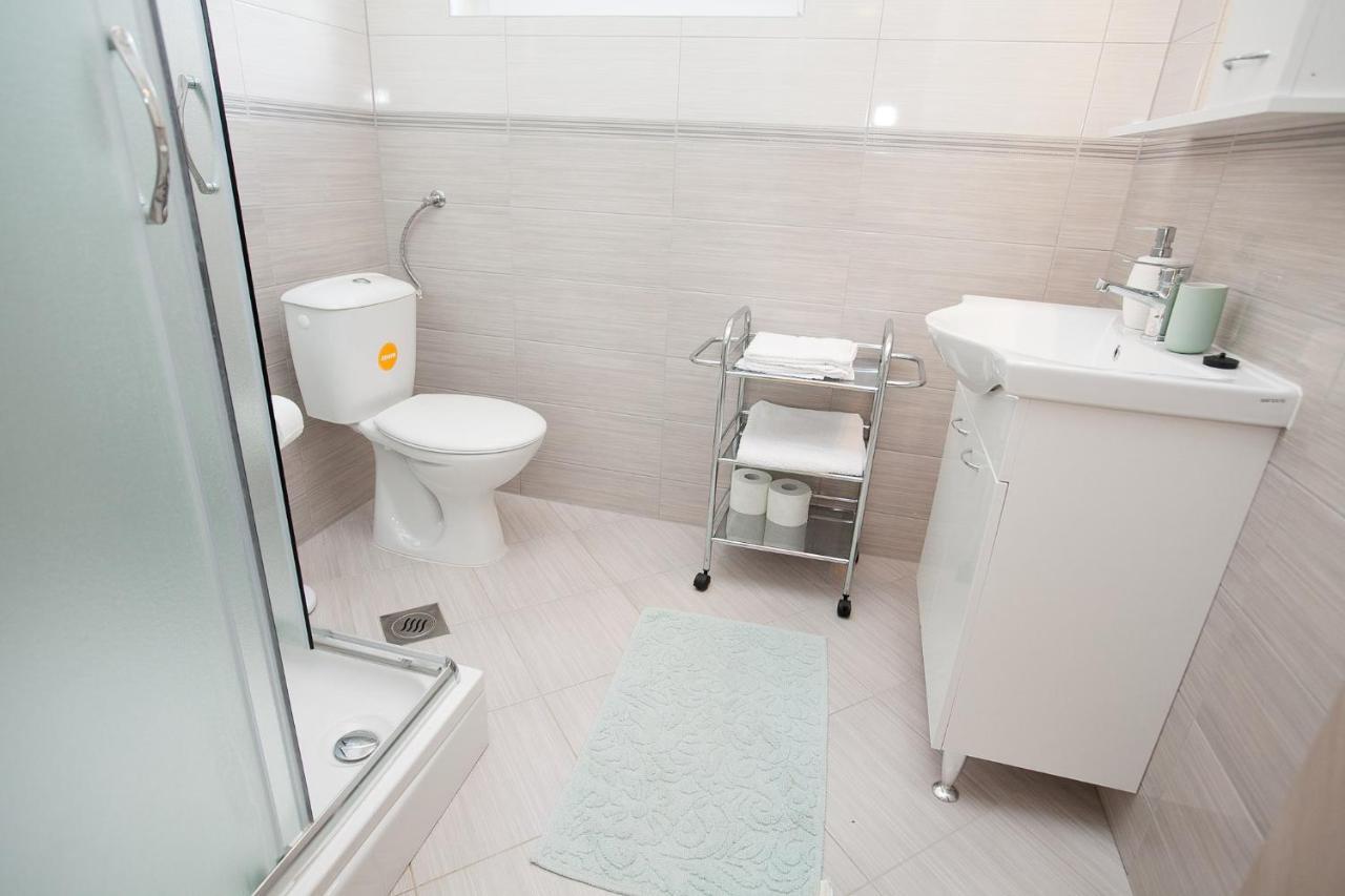 Apartmani Lea Starigrad Paklenica Bagian luar foto