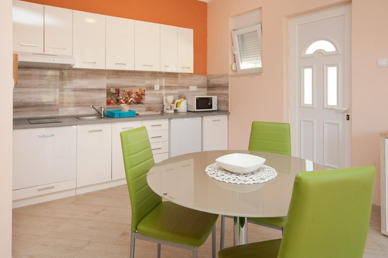Apartmani Lea Starigrad Paklenica Bagian luar foto