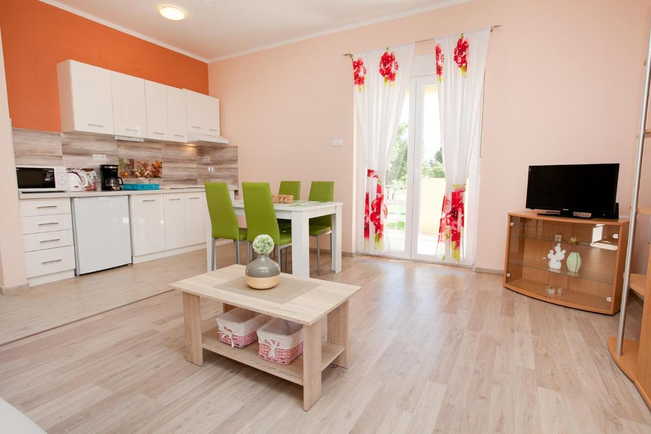 Apartmani Lea Starigrad Paklenica Bagian luar foto
