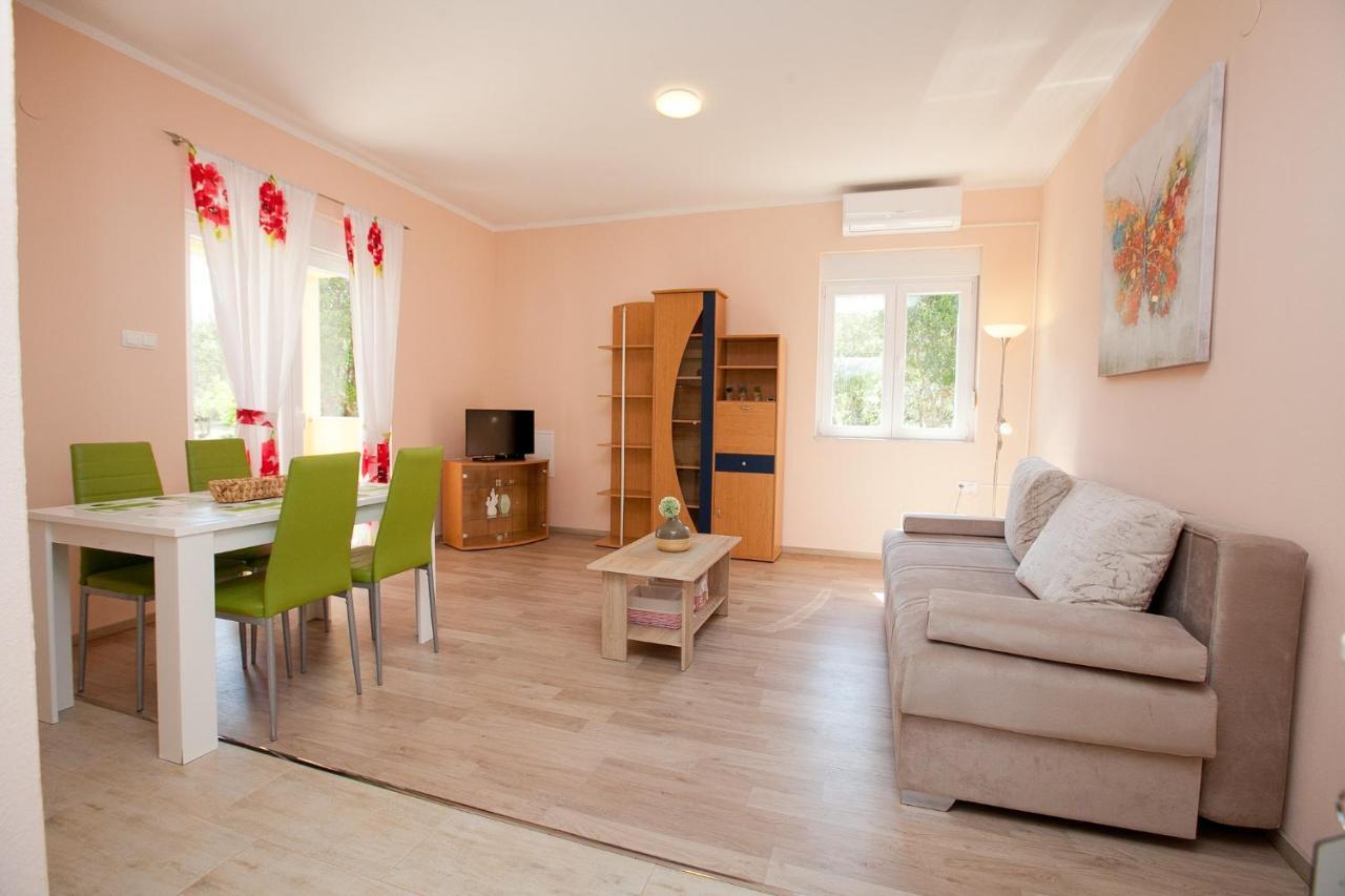 Apartmani Lea Starigrad Paklenica Bagian luar foto