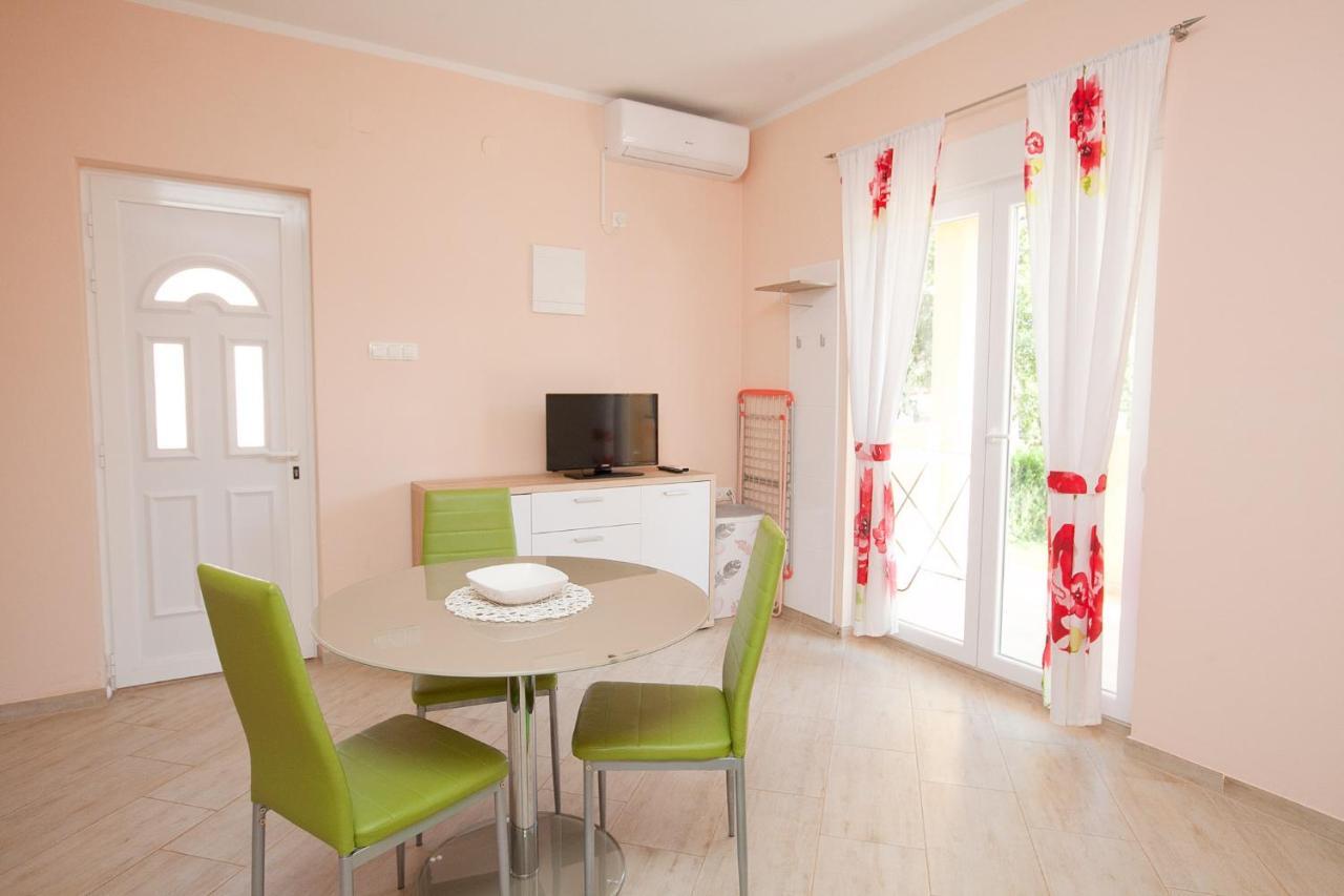 Apartmani Lea Starigrad Paklenica Bagian luar foto