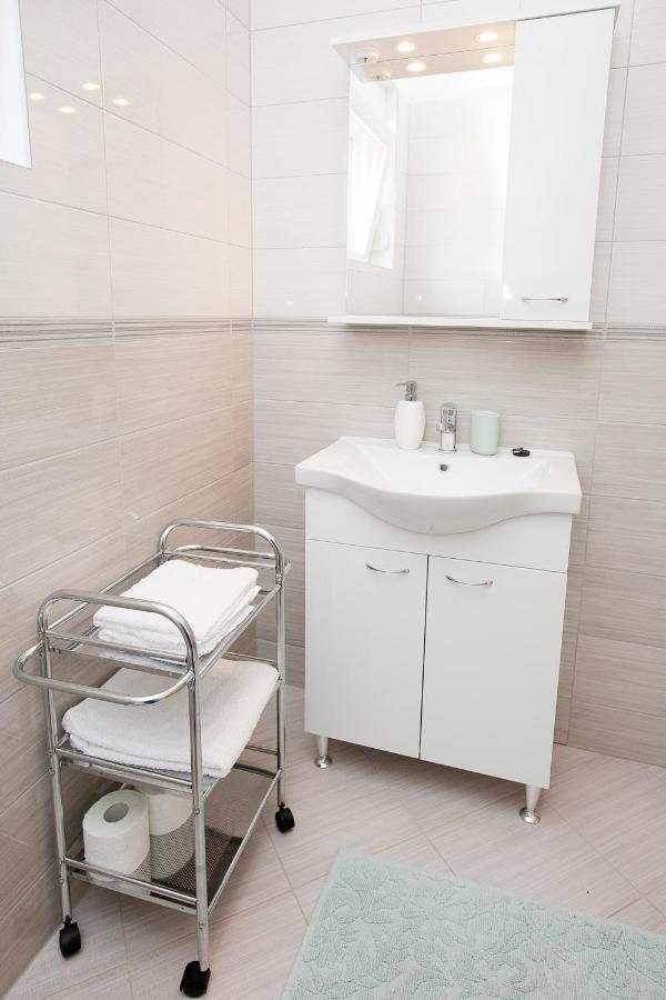 Apartmani Lea Starigrad Paklenica Bagian luar foto
