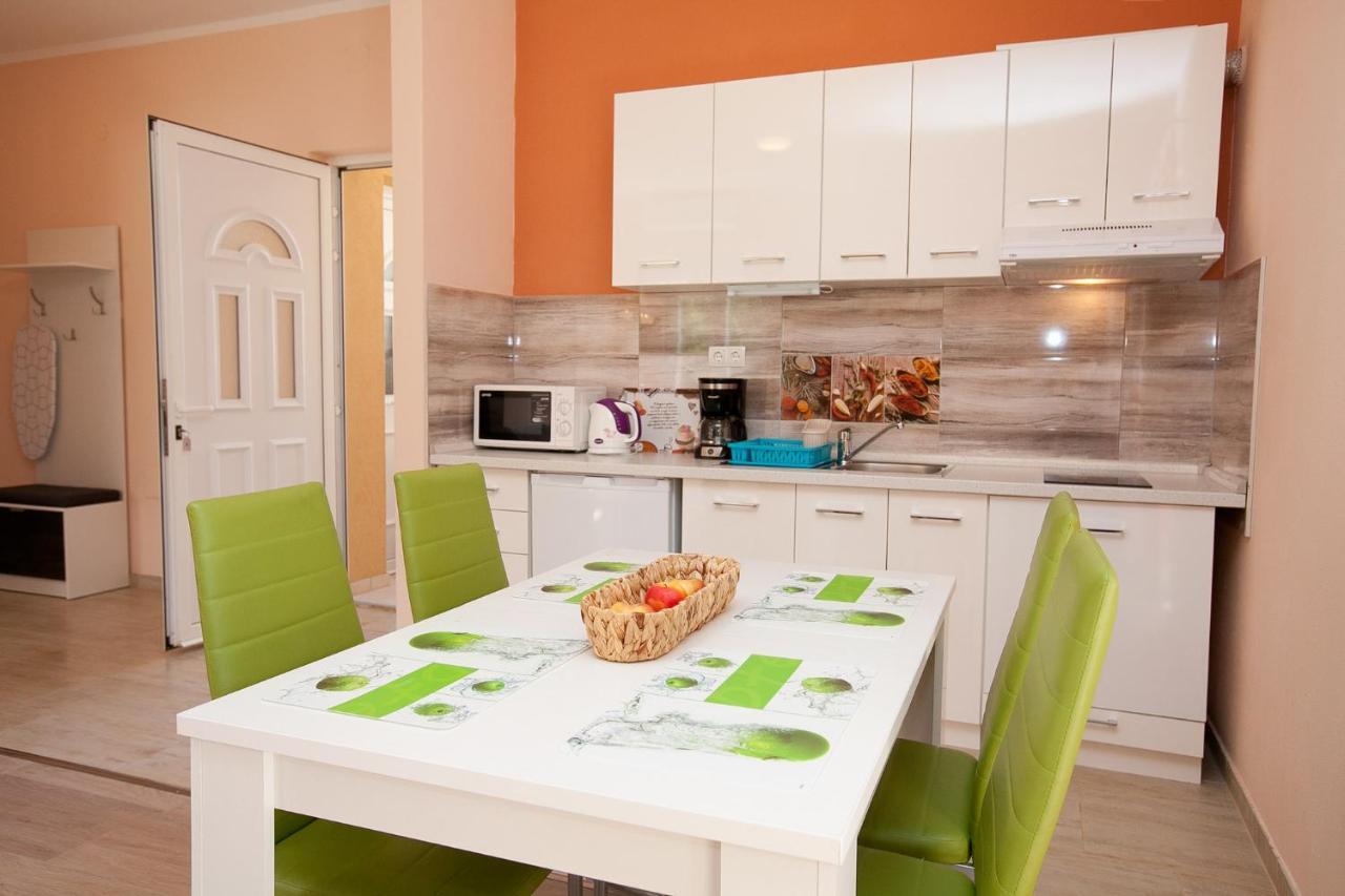 Apartmani Lea Starigrad Paklenica Bagian luar foto